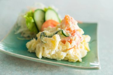 Patates salatası plaka üzerinde