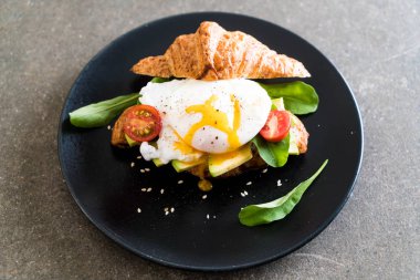 Yumurta Benedict avokado, domates ve salata ile 