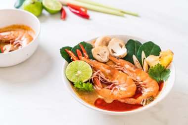 Tom Yum Goong baharatlı ekşi çorbası