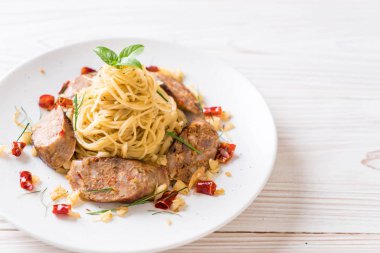 Sai Aua (Notrhern Tay baharatlı sucuk ile tavada kızartılmış spagetti)