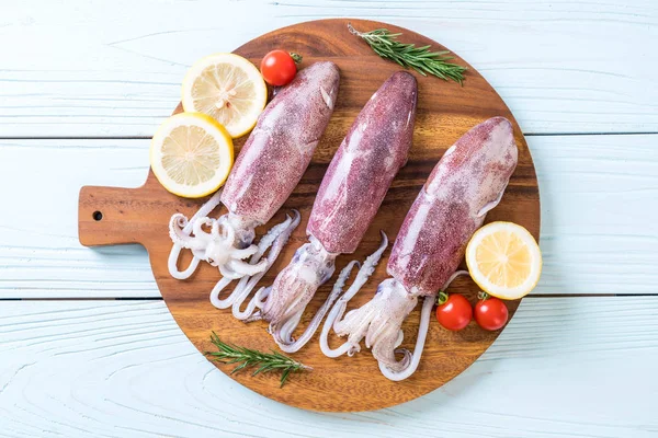 taze ahtapot veya mürekkep ahşap tahta üzerinde ham