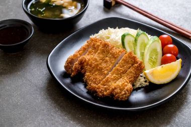 Japon derin kızarmış domuz pirzola (tonkatsu kümesi)