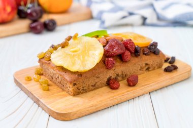 Ahşap üzerine meyveli kek