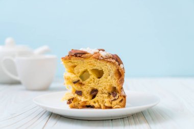 badem ile kuru üzüm Ekmek pasta