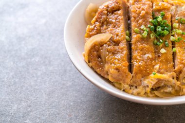 Kızarmış domuz pirzola tabağı (Katsudon)