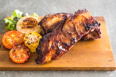 Izgara domuz pirzolası. 