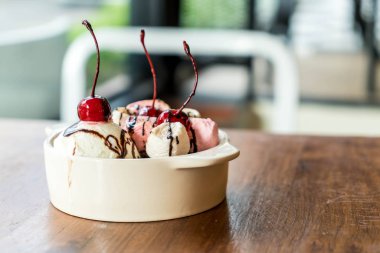 pişmiş hatmi ve dondurma ile çikolatalı kek