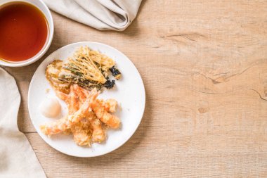 sebzeli karides tempura (hırpalanmış kızarmış karides)