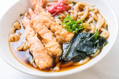 Udon ramen noodle ile karides tempura 