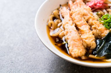 Udon ramen noodle ile karides tempura 