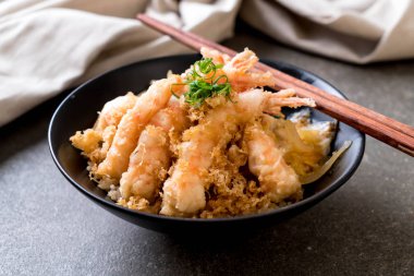 kızarmış karides tempura üzerinde pirinç kase tepesinde