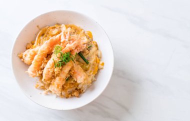 kızarmış karides tempura üzerinde pirinç kase tepesinde