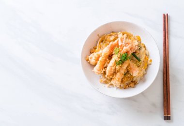 kızarmış karides tempura üzerinde pirinç kase tepesinde