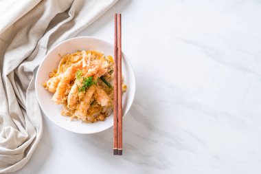 kızarmış karides tempura üzerinde pirinç kase tepesinde