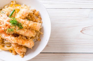 kızarmış karides tempura üzerinde pirinç kase tepesinde