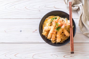 kızarmış karides tempura üzerinde pirinç kase tepesinde