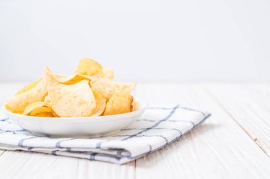 patates cipsi plaka üzerinde