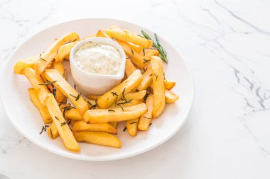 Soslu patates kızartması.