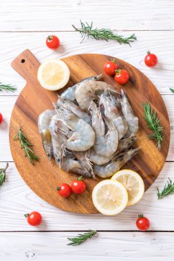 Tahtada çiğ karides ya da karides.