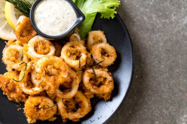 Kızarmış squids ve soslu ahtapot (kalamar)