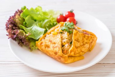 Bir omlet kaydırma aromalı Fried Rice