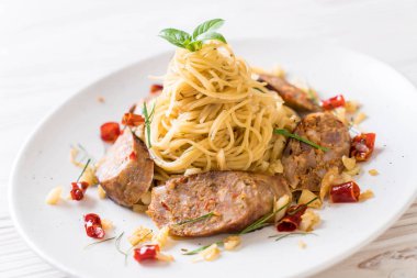 Sai Aua (Notrhern Tay baharatlı sucuk ile tavada kızartılmış spagetti)