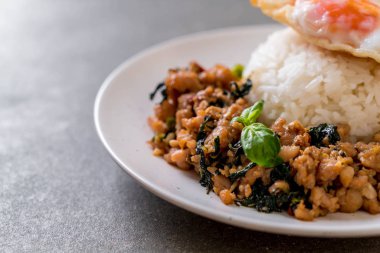 fesleğen pilav ve kızarmış yumurta ile tavada kızartılmış domuz eti