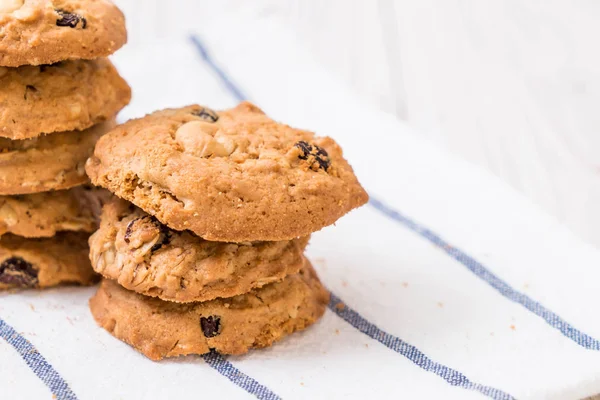 Koekjes met rozijnen en cashewnoten — Stockfoto