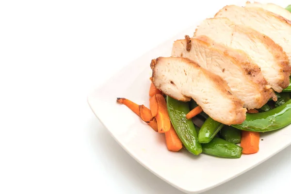 Жареная курица с зеленым горошком и морковью — стоковое фото