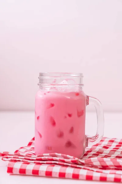 Batido de morango rosa — Fotografia de Stock