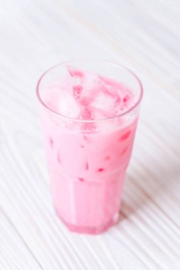 pembe çilek milkshake