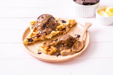 Çikolatalı dondurma waffle ile