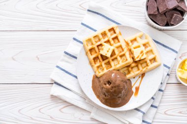 Çikolatalı dondurma waffle ile
