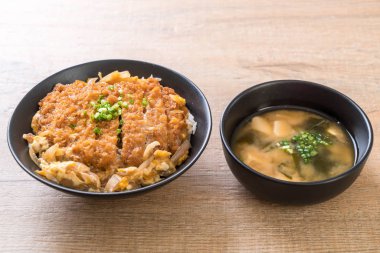 Kızarmış domuz pirzola tabağı (Katsudon)