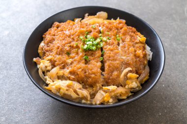 Kızarmış domuz pirzola tabağı (Katsudon)