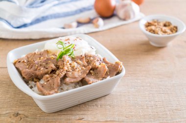 yumurta ile tepesinde pirinç Sarımsak soslu tavada kızartılmış domuz eti