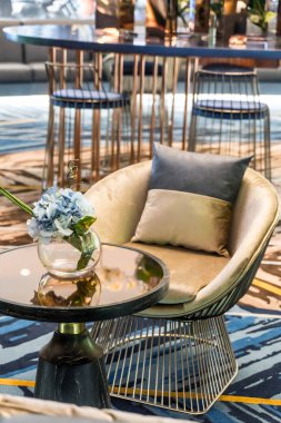 Vazo dekorasyonu salonda çiçek