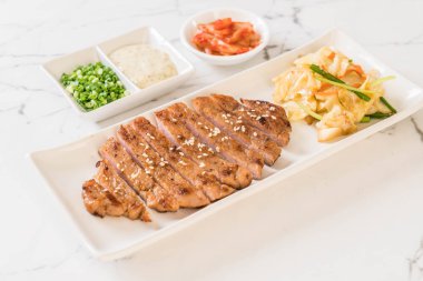 sebze ile dilimlenmiş domuz biftek ızgara 