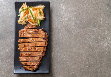 sebze ile dilimlenmiş domuz biftek ızgara 