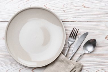 boş tabak kaşık çatal ve bıçak