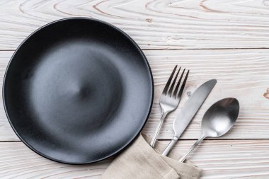 boş tabak kaşık çatal ve bıçak