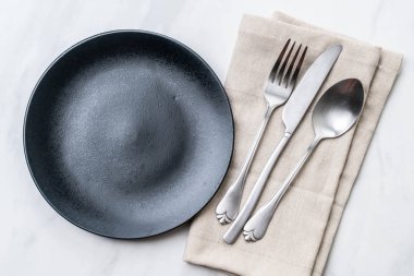 boş tabak kaşık çatal ve bıçak