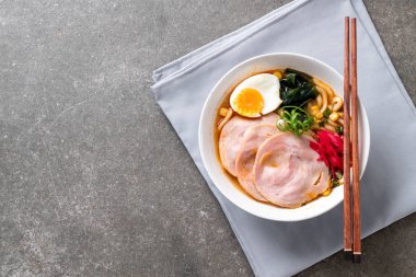 Baharatlı miso udon ramen noodle domuz eti ile