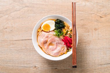 Baharatlı miso udon ramen noodle domuz eti ile