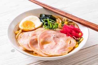 Baharatlı miso udon ramen noodle domuz eti ile