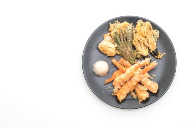 karides tempura (hırpalanmış kızarmış karides) beyaz arka plan üzerinde