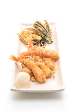karides tempura (hırpalanmış kızarmış karides) beyaz arka plan üzerinde