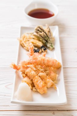 sebzeli karides tempura (hırpalanmış kızarmış karides)