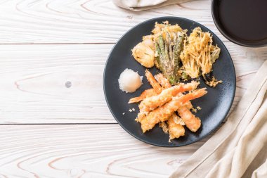 sebzeli karides tempura (hırpalanmış kızarmış karides)