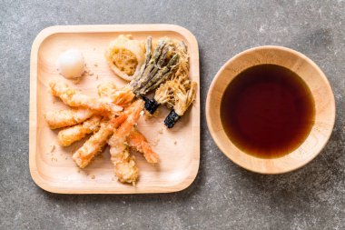 sebzeli karides tempura (hırpalanmış kızarmış karides)